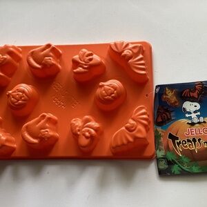 Vtg NEW  Jello Brand  Halloween JIGGLERS Mold  Treats n Eats  Peanuts Snoopy